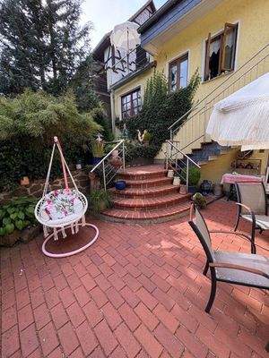 Rückansicht mit Terrasse und Balkon