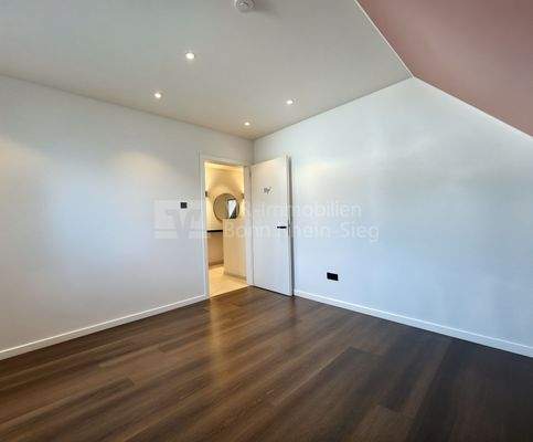 2. Zimmer Blick auf die Tür - (KI bearbeitet)