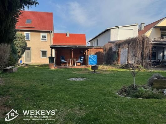 Ansicht vom Garten auf Haupthaus & Nebenhaus