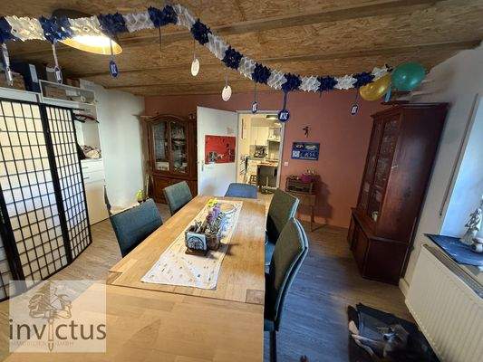 Esszimmer mit Zugang Küche