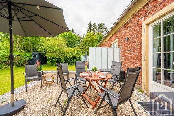Sonnige Terrasse mit Blick ins Grüne