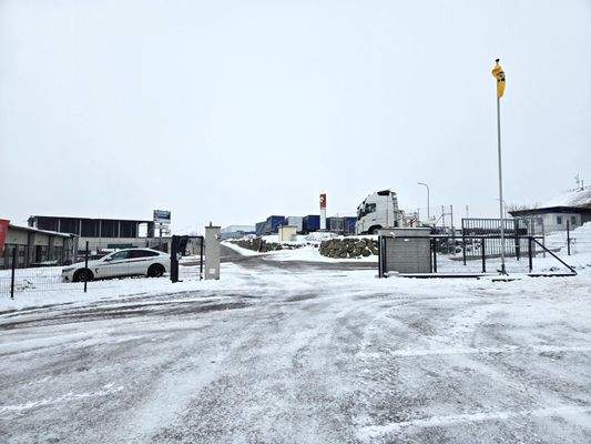 Großzügiges Rolltor für LKWs oder schwerem Gerät (Bagger, Raupen,...)