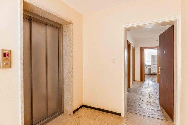 Fahrstuhl und Wohnungstür