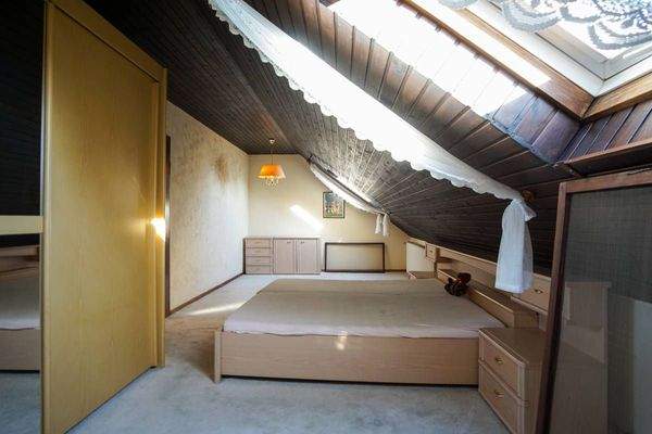 großes Zimmer im Dachgeschoß