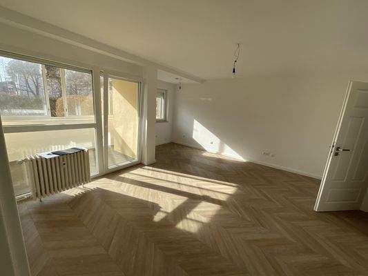 Wohnzimmer mit Platz für Küchenzeile