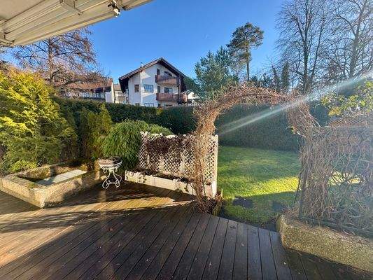 Teil der Terrasse und des Gartens