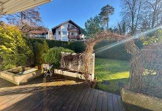 Teil der Terrasse und des Gartens