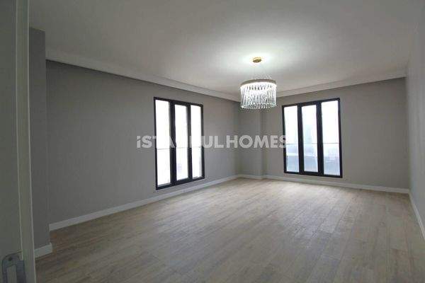 Newly-Built Flat near Highway in İstanbul Sultangazi