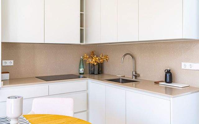 Moderne Küche mit viel Stauraum