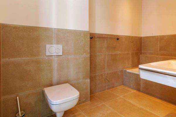 2. Bad mit Badewanne und WC