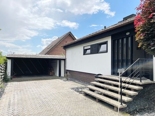 Frontansicht mit Carport