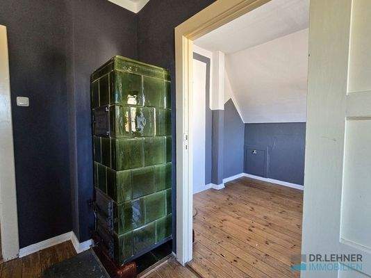 Gut erhaltener Kachelofen im Dachgeschoss