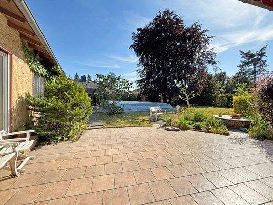 Weitläufige Garten mit Blick auf den Pool