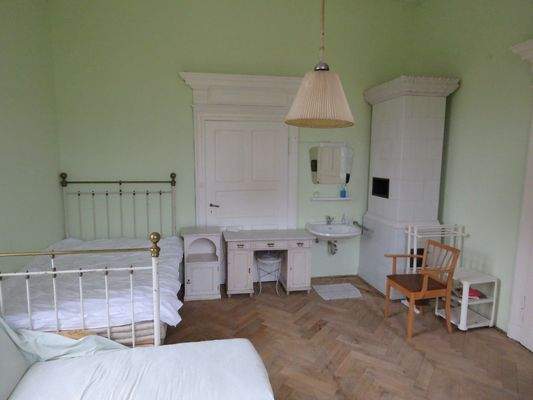 im Schlafzimmer mit Kamin 