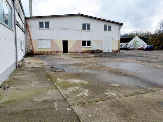 Stellfläche Gebäuderückseite