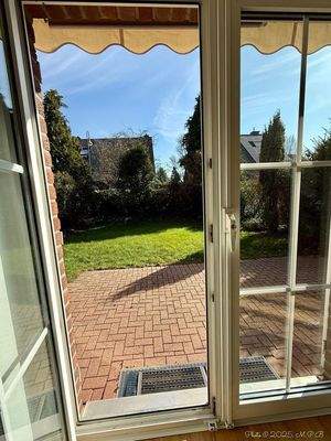   Garten mit Sonnenmarkise