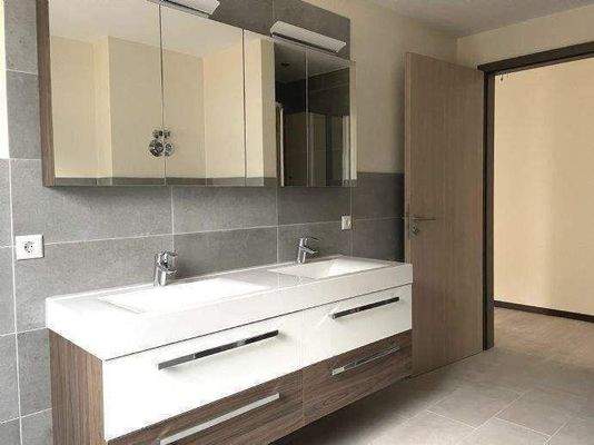 Bad Ausstattung Waschtisch und Spiegelschrank 