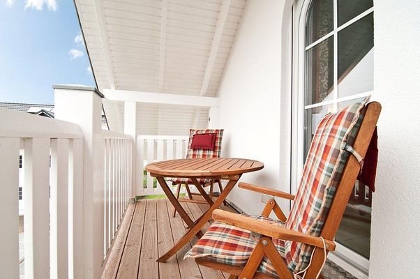 DAHLER Rostock Schicke Ferienwohnung im Dachgeschoss einer weißen Villa im Ostseebad Nienhagen