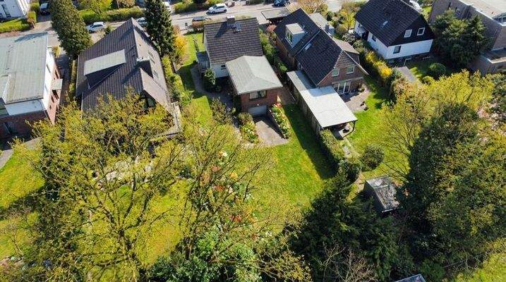 Schönes EFH oder DHH ? Garten im Frühling KI