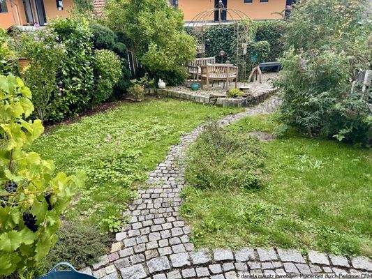 Blick in den schön angelegten Garten