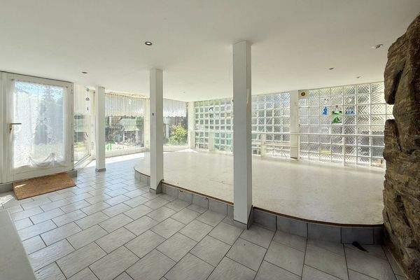 heller Wellnessbereich mit Indoor-Pool