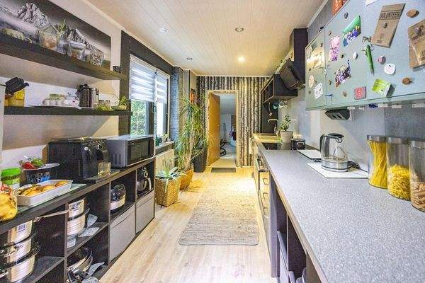 Penthouse: Küche, mit Zugang zum Bad