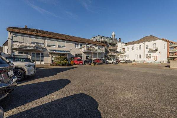 Rückansicht mit Parkflächen