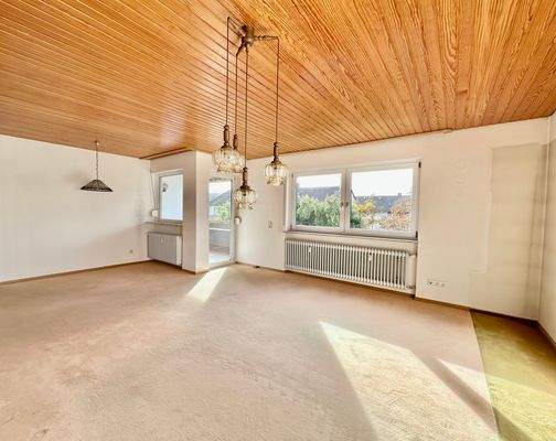 Wohn-Essbereich mit Zugang zum Balkon