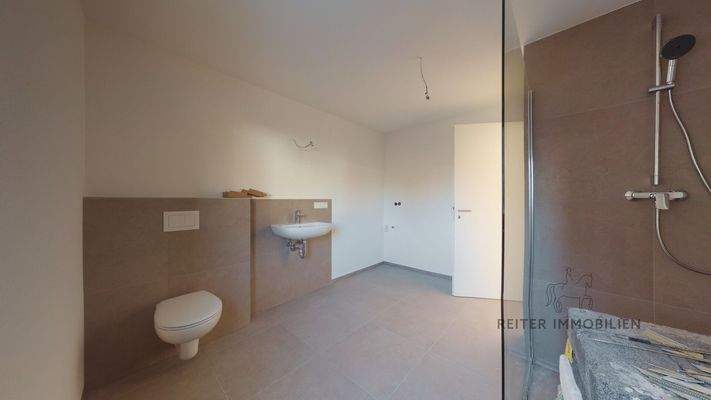 Tageslichtbadezimmer mit Dusche und Waschmaschinenanschluss