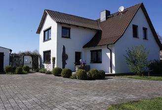 Ansicht der Immobilie mit Terrassenfläche