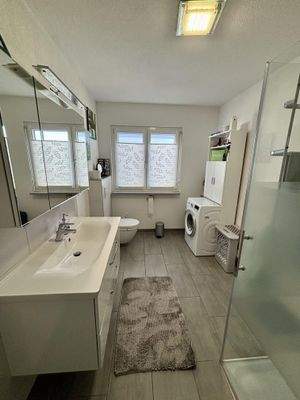 Badezimmer mit Dusche im OG