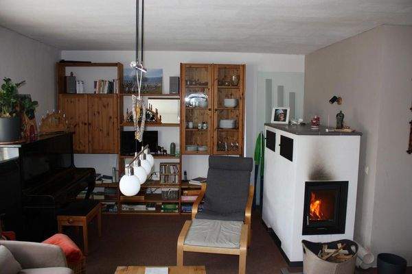 Wohnzimmer mit Holzofen