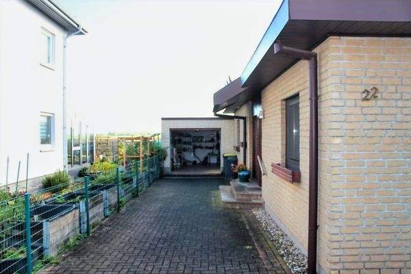 Zufahrt mit Stellplätzen und Garage