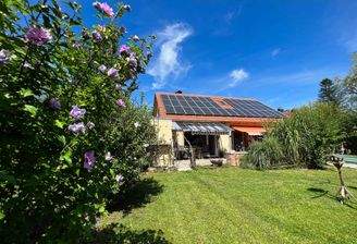 Außenansicht mit Garten 