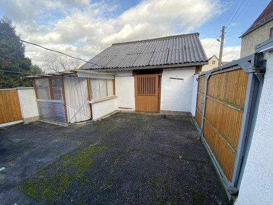 Ansicht Nebengelass und Einfahrt zum Grundstück