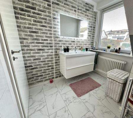 Modernes Badezimmer mit Steinwand-Design und luxuriöser Marmoroptik