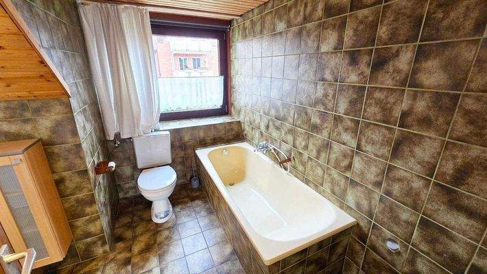 Badezimmer OG mit Wanne.jpg