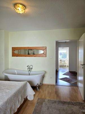 Schlafzimmer mit Badewanne