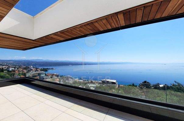 Luxuriöses Penthouse mit großzügigem Raumangebot mit Meerblick