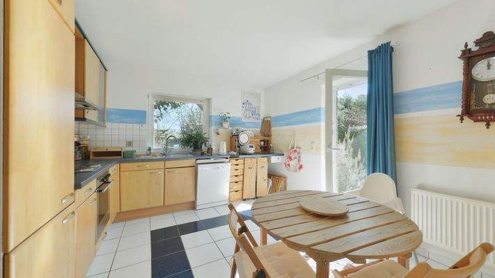 Küche mit Zugang zur Terrasse