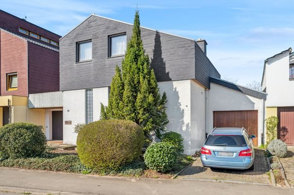 Mittelhaus mit zwei Garagen