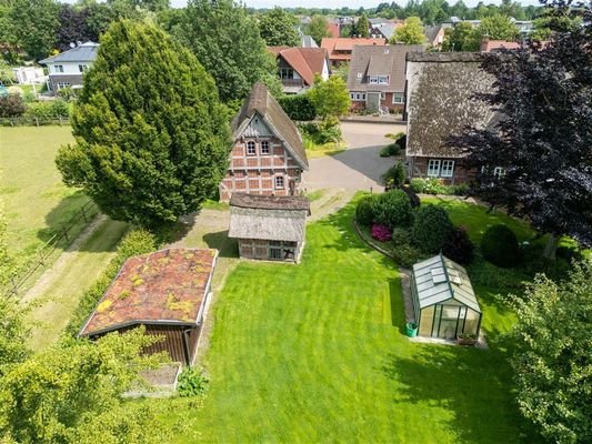 Luftbild Ansicht Süden: Grundstück, alle Gebäude 