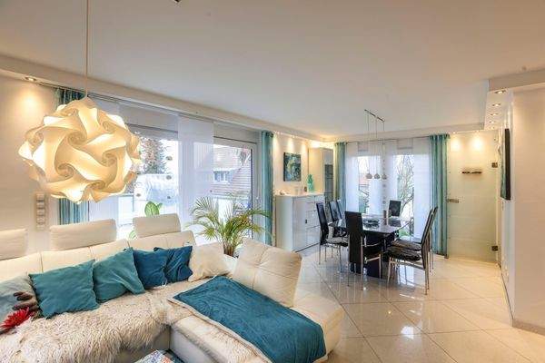 Lichtdurchfluteter Wohn-Essbereich