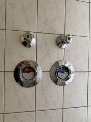 Kalt- und warmwasserzähler Eingang 10b, EG