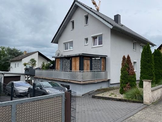 seitlicher Blick auf die Erdgeschoss-Terrasse