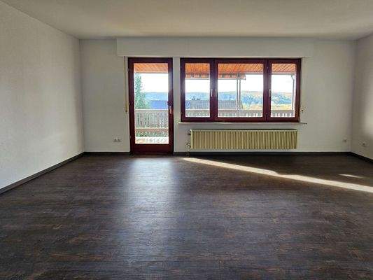 Wohnzimmer mit Zugang Balkon und tollem Fernblick