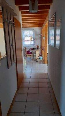 Flur m. Blick Richtung Küchenbereich