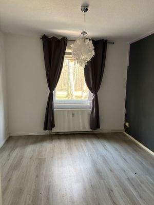 Leeres Zimmer mit Fenster