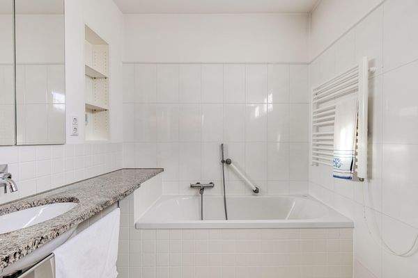 Bad mit Wanne und Fenster