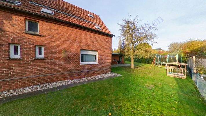 Anbau und Seitengarten